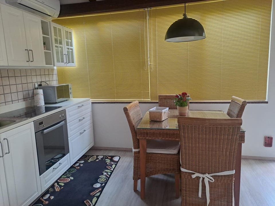 Kitchen or kitchenette, Dining area, oven, pet friendly