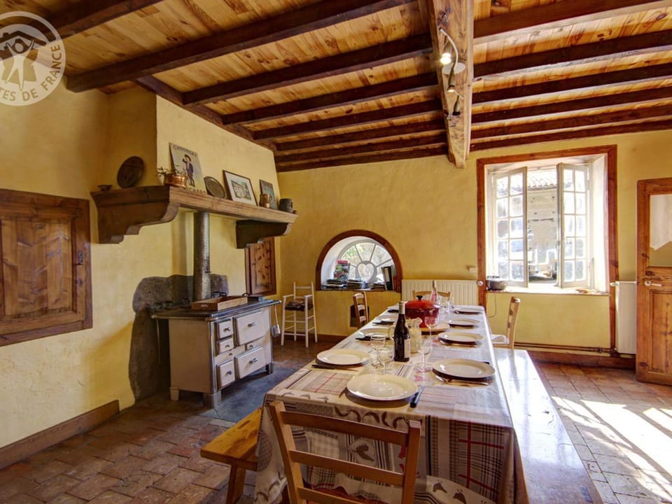 Gîte familial spacieux et chaleureux, animaux acceptés, jusqu'à 10 personnes - FR-1-496-128 House in Auvergne-Rhône-Alpes