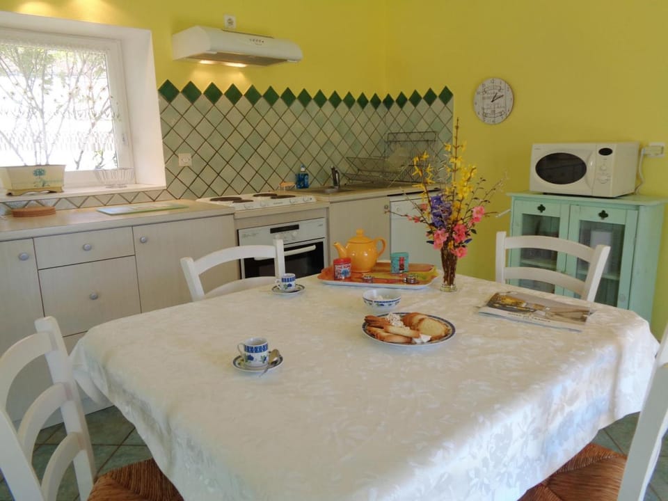 Charmant gîte avec jardin privatif à Lentigny - FR-1-496-129 House in Auvergne-Rhône-Alpes