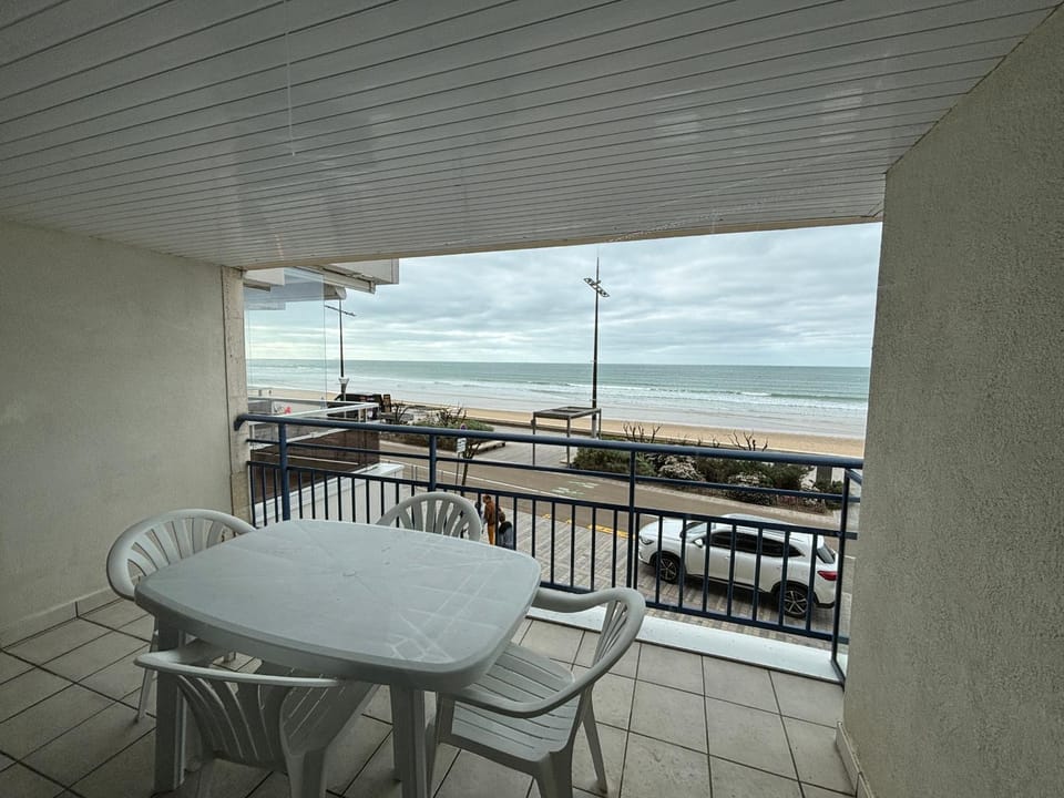 Appartement 2 chambres face à la mer avec balcon et wifi - FR-1-197-428 Apartment in Les Sables-d'Olonne