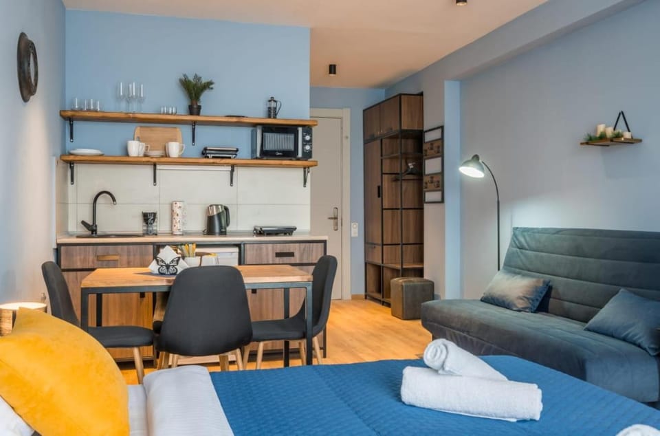 Kitchen or kitchenette, Seating area, Dining area