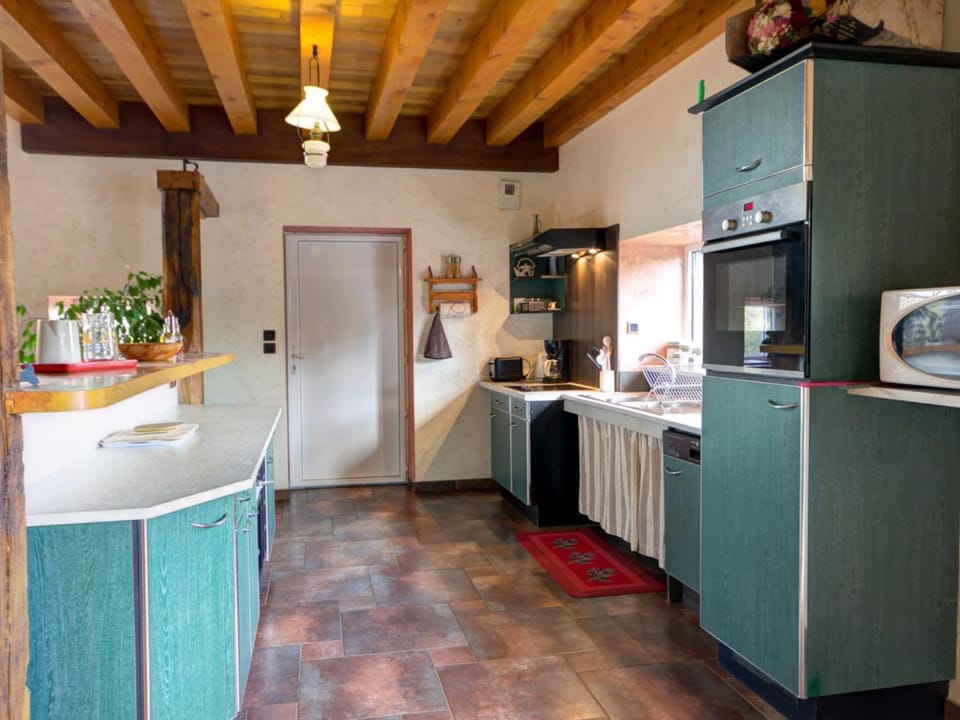 Gîte spacieux avec piscine privée et animaux admis à Saint-Priest-la-Prugne - FR-1-496-132 House in Auvergne-Rhône-Alpes