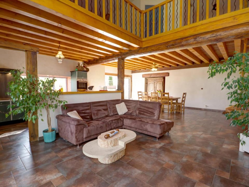 Gîte spacieux avec piscine privée et animaux admis à Saint-Priest-la-Prugne - FR-1-496-132 House in Auvergne-Rhône-Alpes