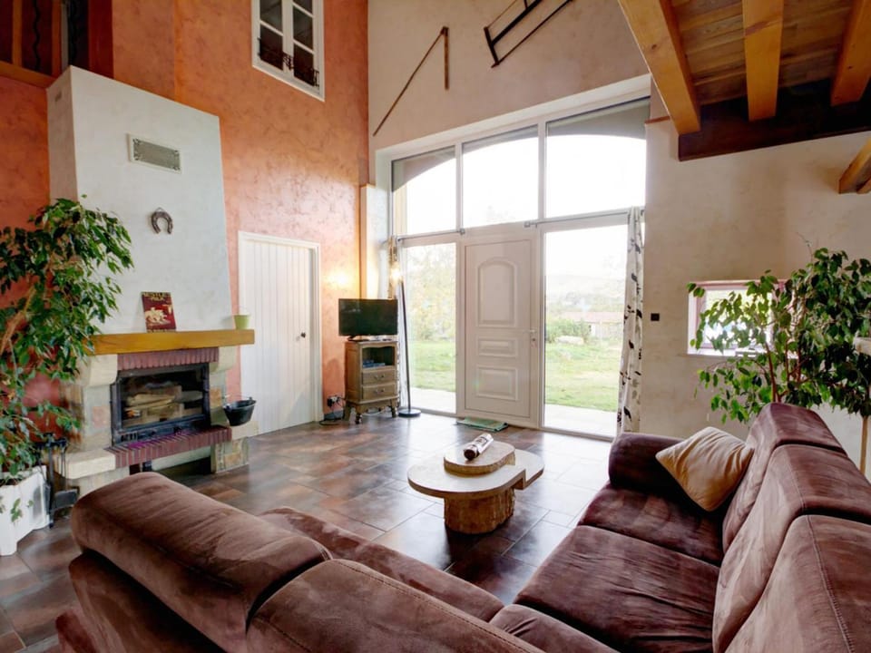 Gîte spacieux avec piscine privée et animaux admis à Saint-Priest-la-Prugne - FR-1-496-132 House in Auvergne-Rhône-Alpes