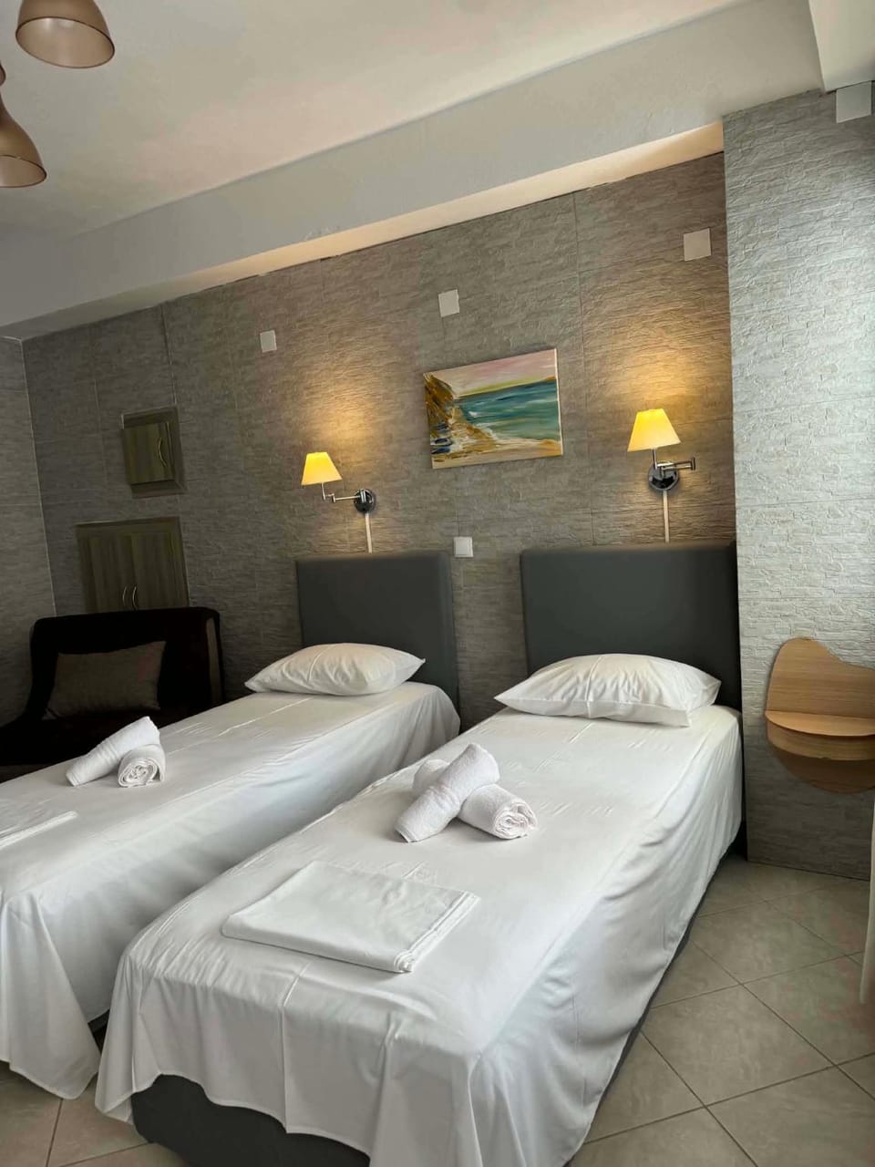 Bed, Photo of the whole room, Bedroom, towels