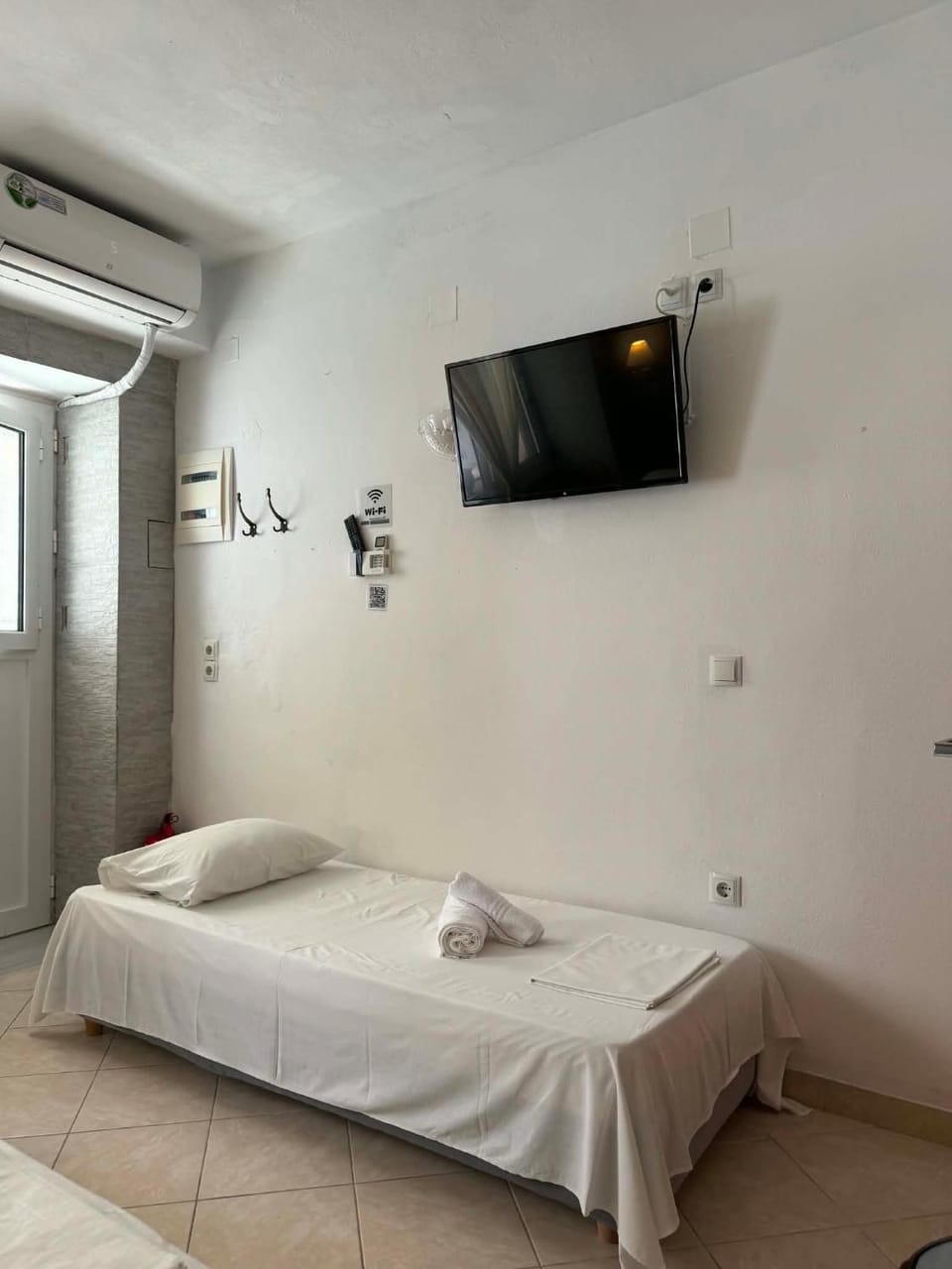 Bed, TV and multimedia, Bedroom