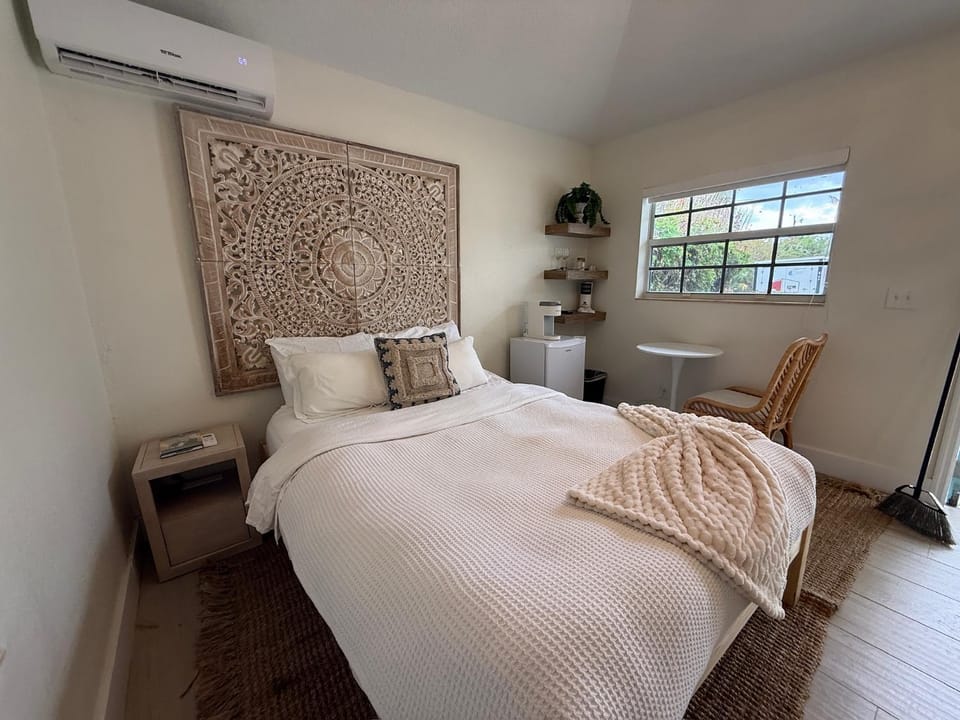 Photo of the whole room, air conditioner