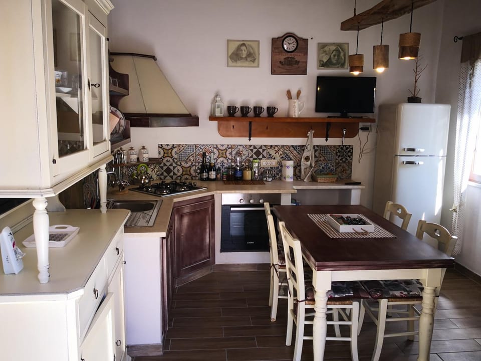 Kitchen or kitchenette, Dining area