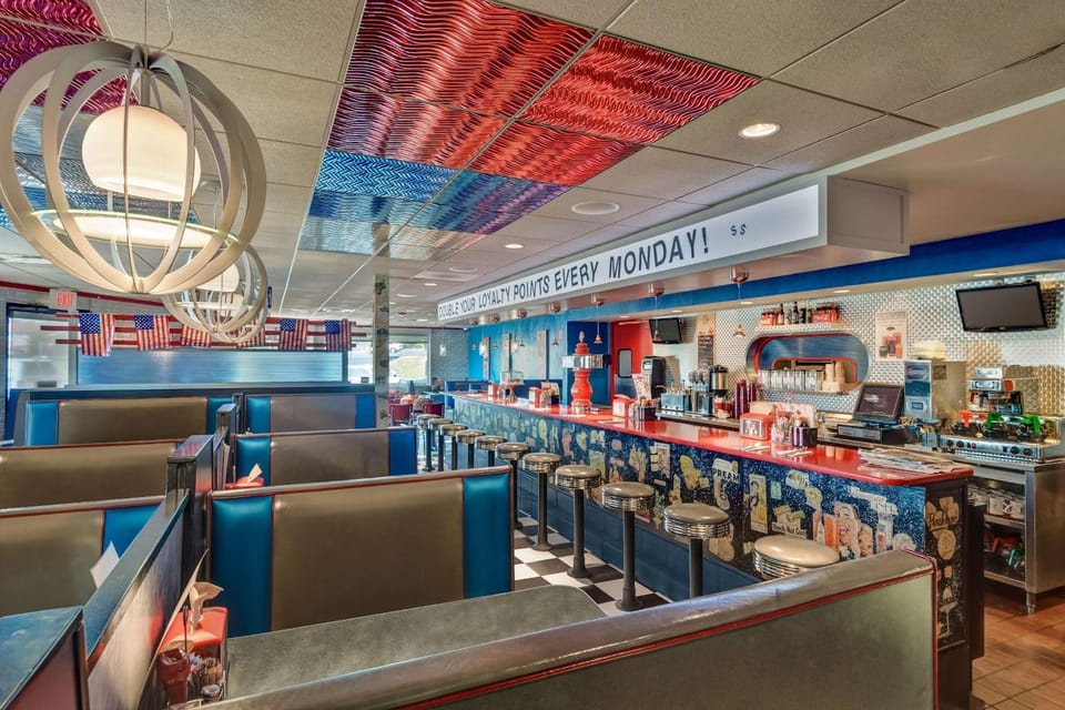 Restaurant/places to eat, Dining area, On site, American breakfast, Lunch, Dinner, Alcoholic drinks