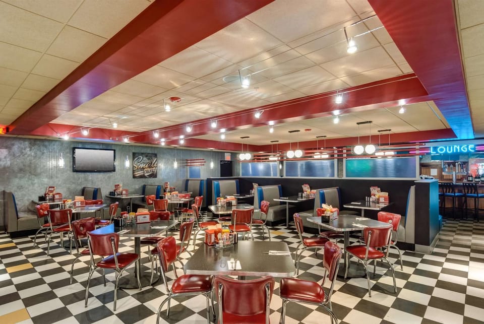 Restaurant/places to eat, Lounge or bar, Dining area, On site, American breakfast, Lunch, Dinner, Alcoholic drinks