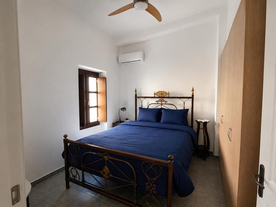 Bed, Photo of the whole room, Bedroom, fireplace, air conditioner