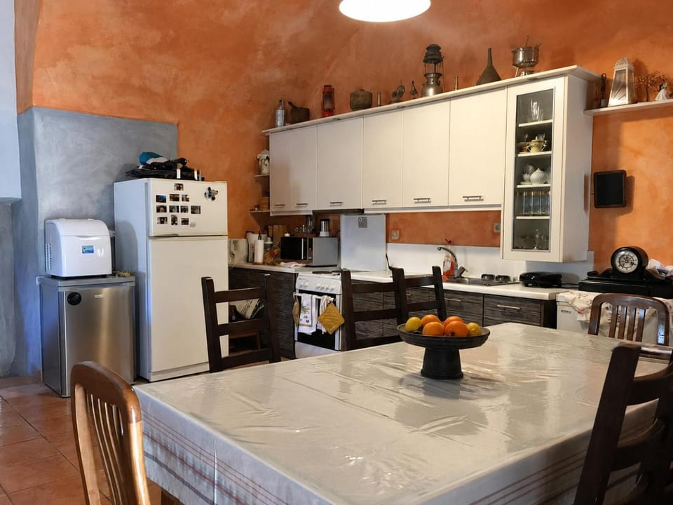 Kitchen or kitchenette, Dining area, dishwasher, oven, stove, toaster