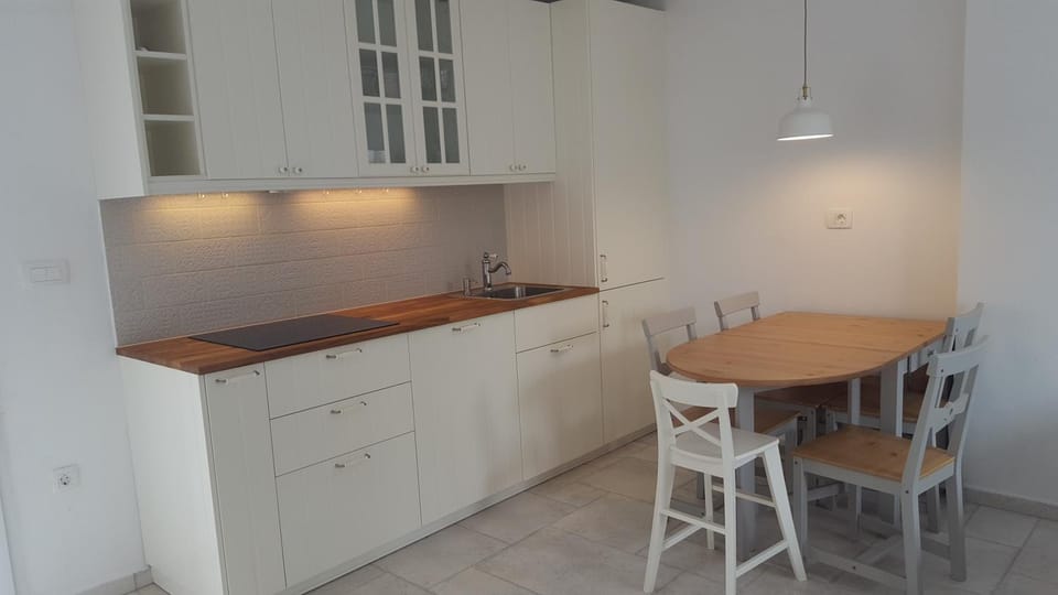 Kitchen or kitchenette, Dining area, stove