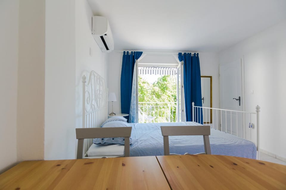 Bed, Bedroom, air conditioner