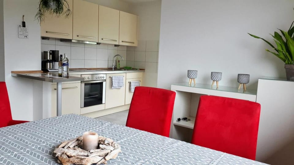 Coffee/tea facilities, Kitchen or kitchenette, Dining area