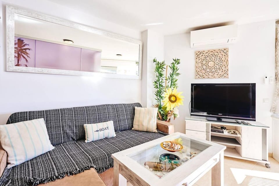 TV and multimedia, Living room, Seating area, air conditioner