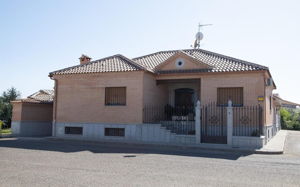 Property building, Day, Street view, Quiet street view