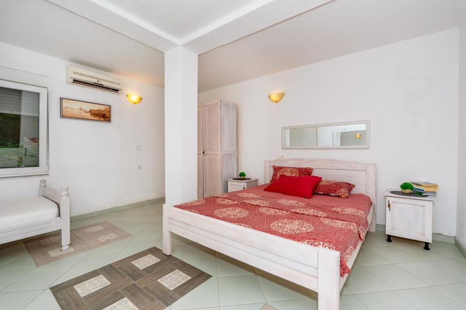 Apartmani LIRA Apartment in Montenegro