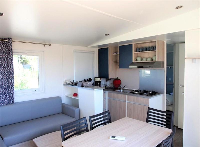 Kitchen or kitchenette, Seating area, Dining area