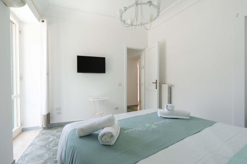Bed, TV and multimedia, Photo of the whole room, Bedroom, towels
