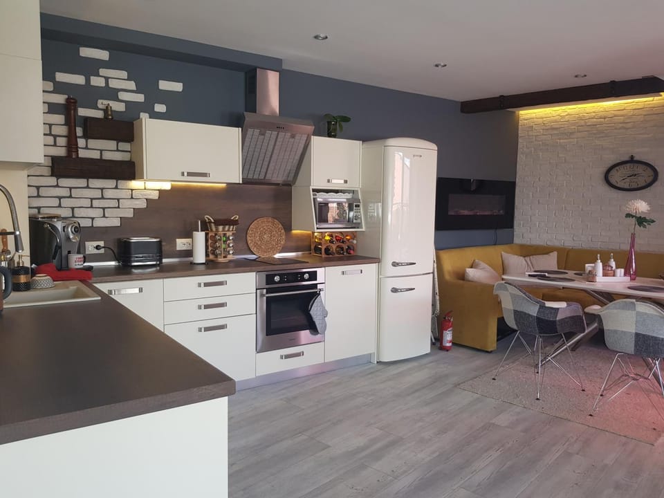 Kitchen or kitchenette, Dining area