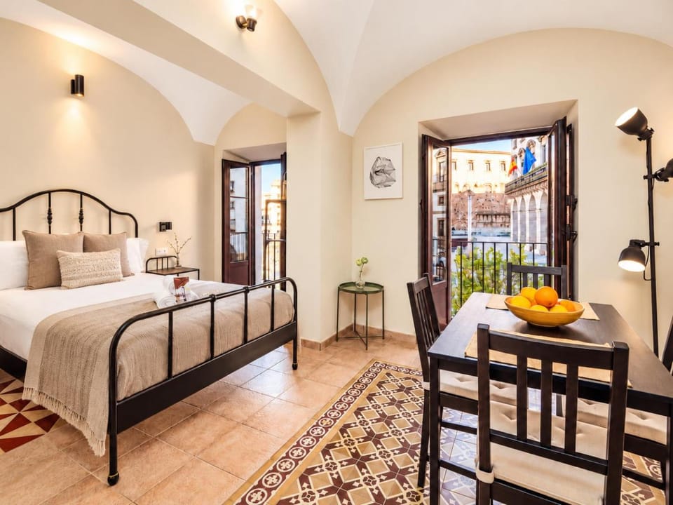 Bedroom, City view