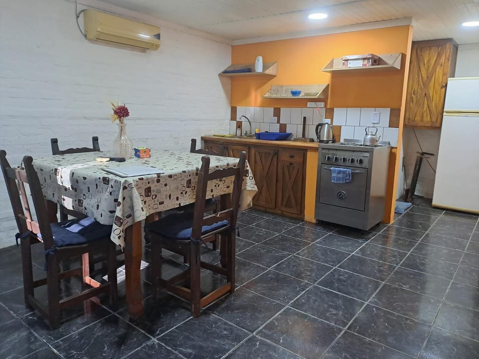 Kitchen or kitchenette, Dining area, minibar, pet friendly, air conditioner