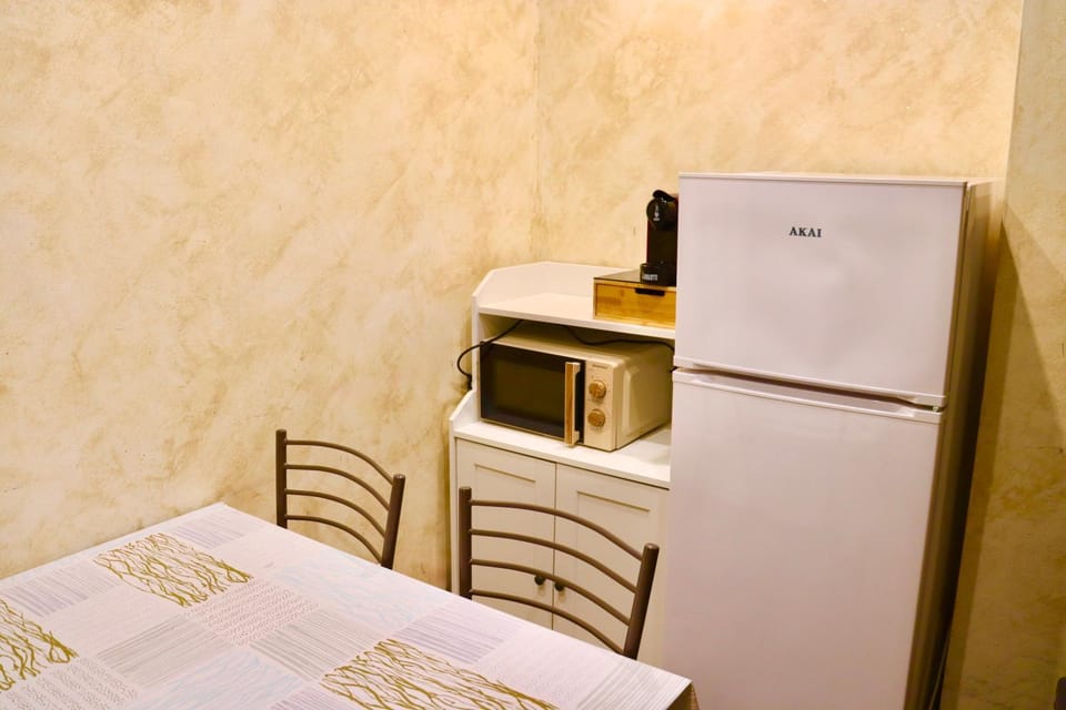 Kitchen or kitchenette, minibar, oven