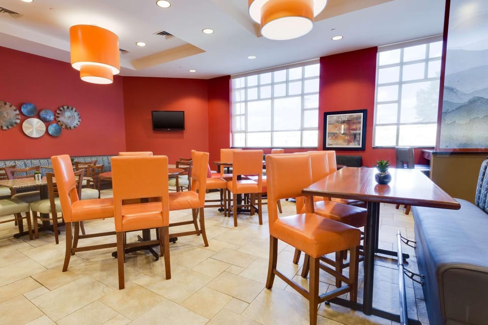 Restaurant/places to eat, Dining area, On site, Breakfast