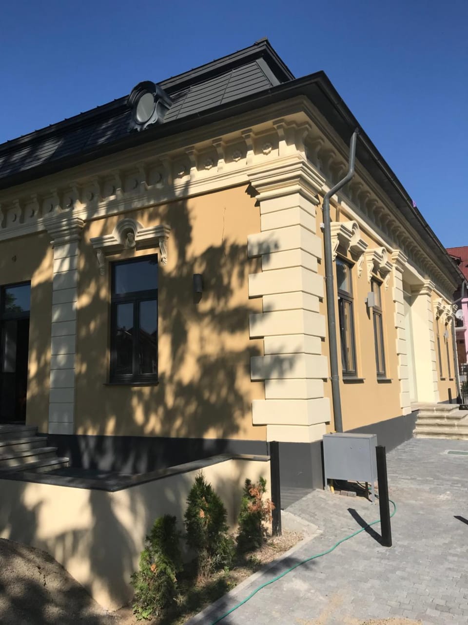 Property building, Facade/entrance, Winter