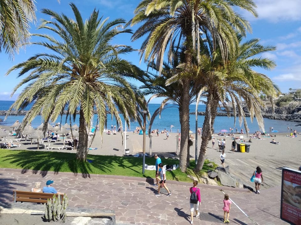 Nearby landmark, Restaurant/places to eat, Natural landscape, Beach, Sea view, Supermarket/grocery shop, Shopping Area