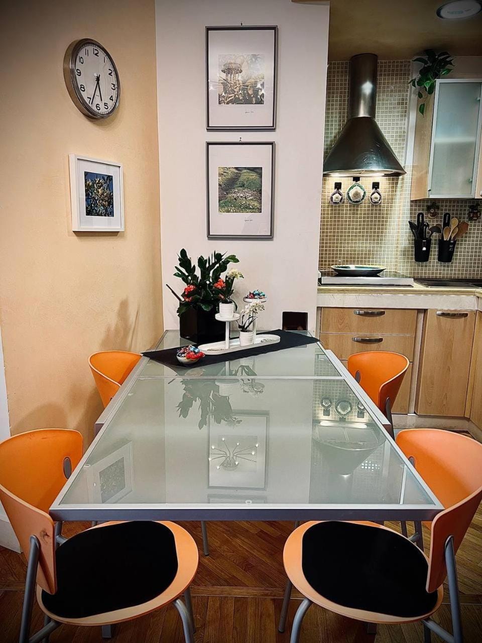 Kitchen or kitchenette, Seating area