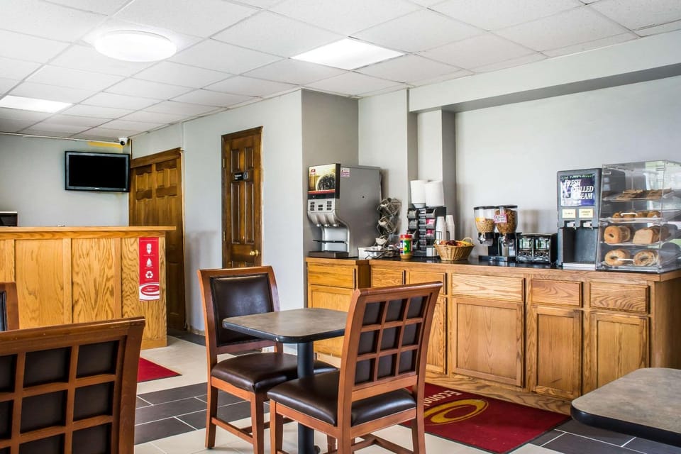 Restaurant/places to eat, Communal lounge/ TV room, Dining area, On site, Breakfast