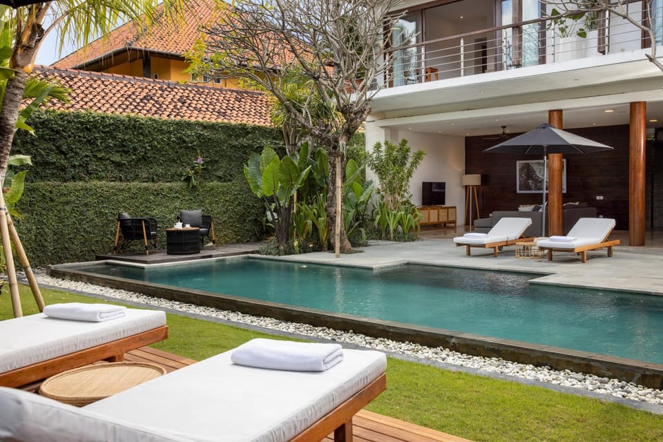 Property building, Patio, Day, Garden, Seating area, Garden view, Pool view, Swimming pool, sunbed