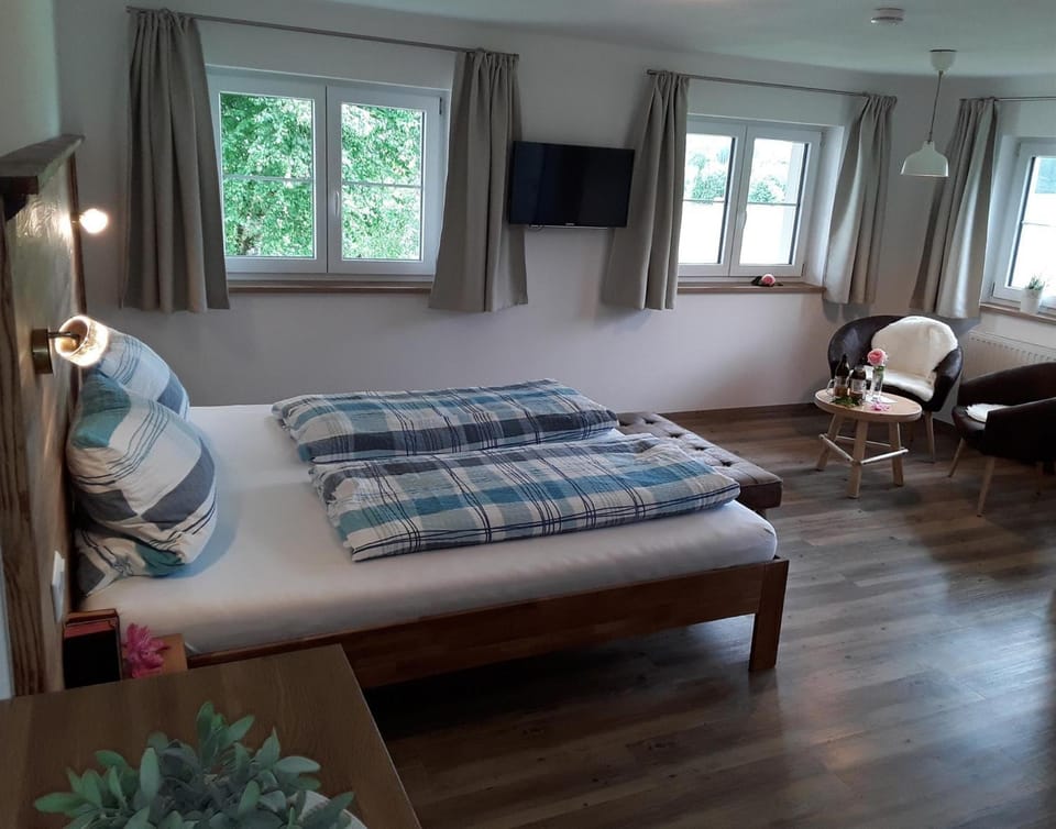 Bed, TV and multimedia, Photo of the whole room, Seating area, Bedroom