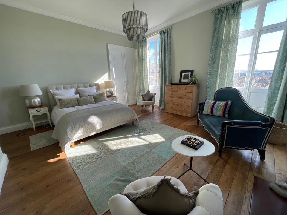 Bed, Photo of the whole room, Seating area, Bedroom, hair dresser