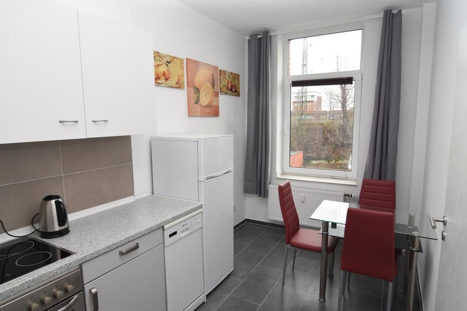 Coffee/tea facilities, Kitchen or kitchenette, Dining area