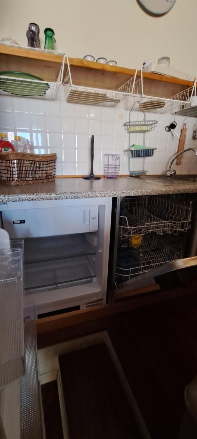 Kitchen or kitchenette, dishwasher