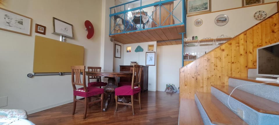 TV and multimedia, Seating area, Dining area