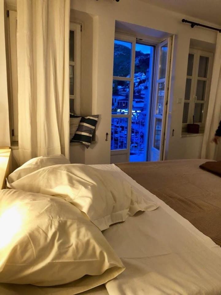 Bed, City view
