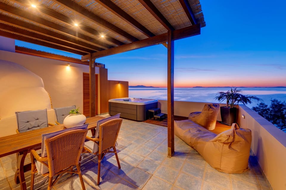 Natural landscape, View (from property/room), Balcony/Terrace, Seating area, Sea view