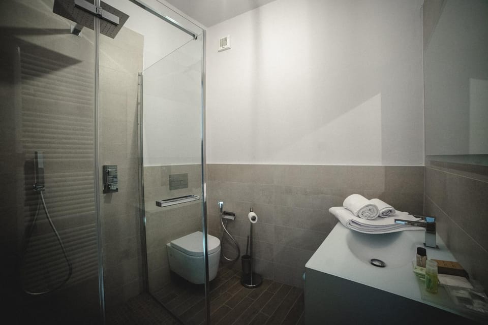 Shower, Toilet, Bathroom, towels
