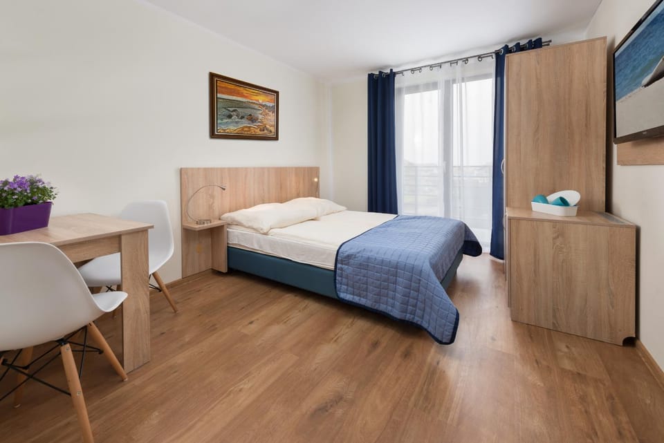 Bed, TV and multimedia, Photo of the whole room, Bedroom, wardrobe