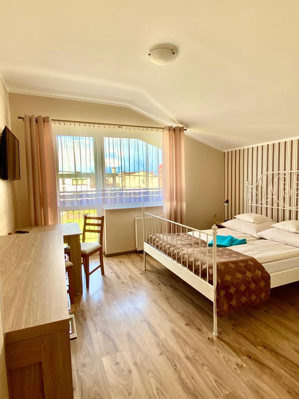 Communal lounge/ TV room, Bed, TV and multimedia, Photo of the whole room, Bedroom, towels