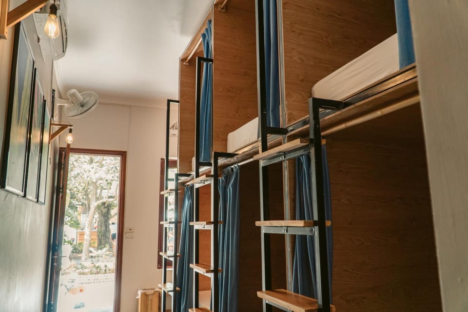 Bedroom, bunk bed, air conditioner