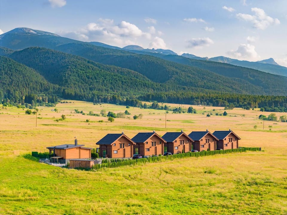 Property building, Restaurant/places to eat, Restaurant/places to eat, Neighbourhood, Natural landscape, Bird's eye view, Summer, Horse-riding, Cycling