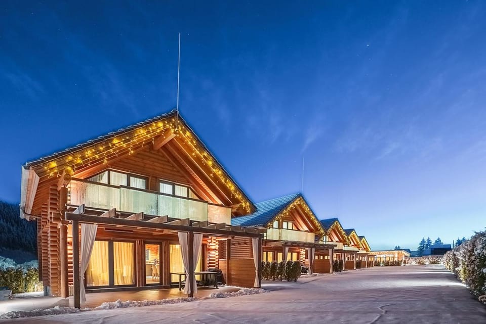 Property building, Restaurant/places to eat, Winter, Skiing, Dining area, Hiking, Meeting/conference room, Breakfast, Drinks
