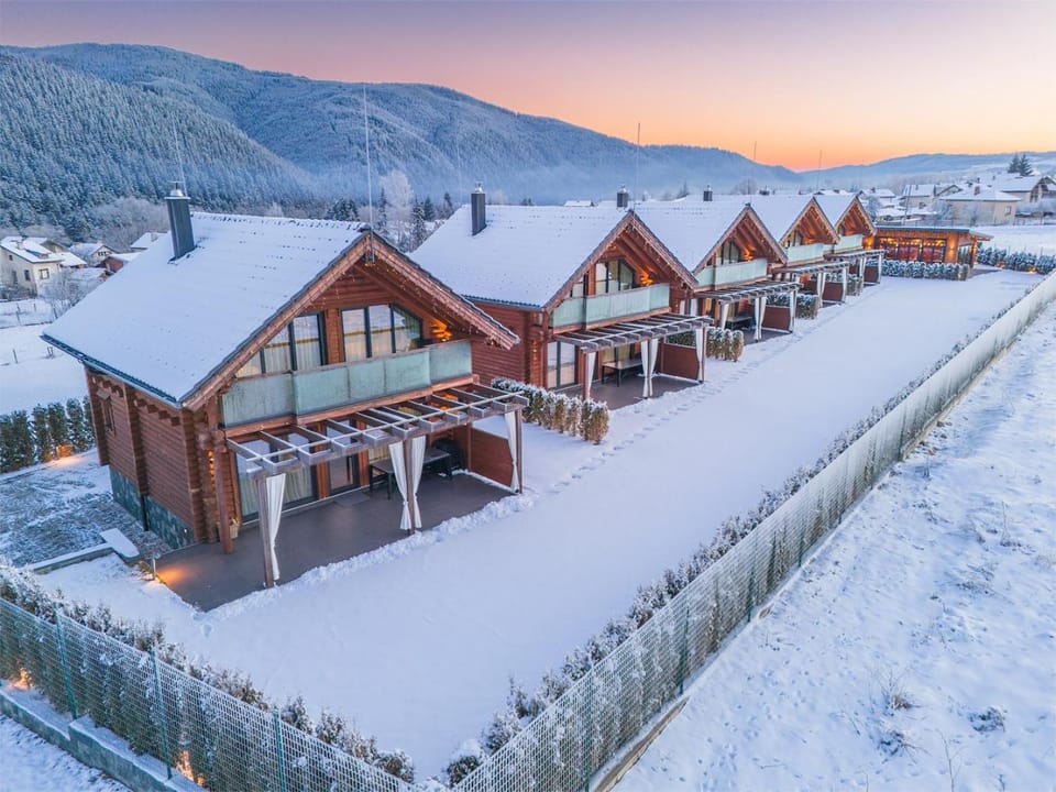 Property building, Restaurant/places to eat, Winter, Skiing, Mountain view