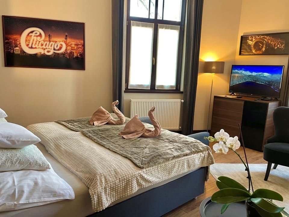 Bed, TV and multimedia, Photo of the whole room, Bedroom