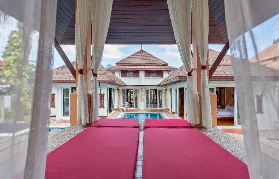 Massage, Pool view
